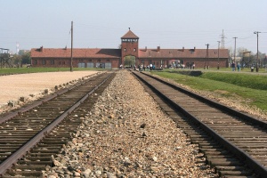 auszwitz dwa birkenau. rampa rozładunkowa i główna brama.